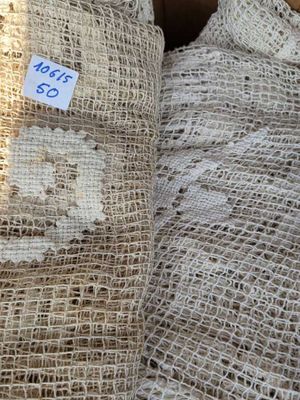deux sacs en burlock sur lesquels est apposée une étiquette de prix