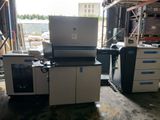 un ordinateur portable posé sur un bureau dans un entrepôt