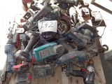 un tas d'outils posé sur une palette dans un garage