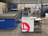 une photo d'une machine dans une usine, sur laquelle est accrochée une pancarte