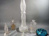 beaucoup d'objets en verre qui se trouvent sur la table