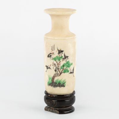 un vase blanc orné d'une peinture représentant des oiseaux