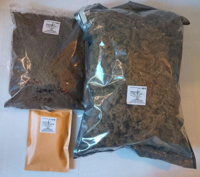 deux sacs de terre à côté d'un sac de terre