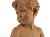 une image représentant une petite statue d'enfant sur fond blanc