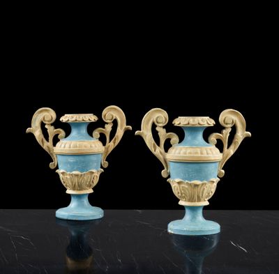une paire de vases bleus et dorés posés sur une table noire