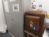 une photo d'un réfrigérateur dans une petite pièce