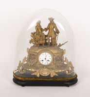 Pendule en bronze ciselé et doré.