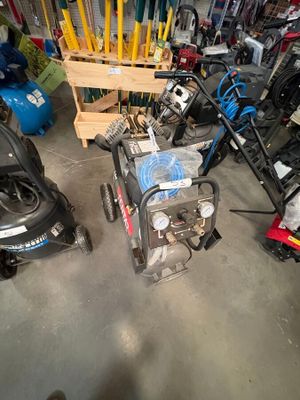 Il y a de nombreux types de tondeuses à gazon dans ce garage