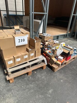 une palette remplie de cartons et des cartons posés sur une palette