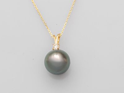 un pendentif composé d'une perle noire et de diamants, monté sur une chaîne en or