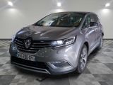la voiture grise est garée sur un sol en damier dans le garage