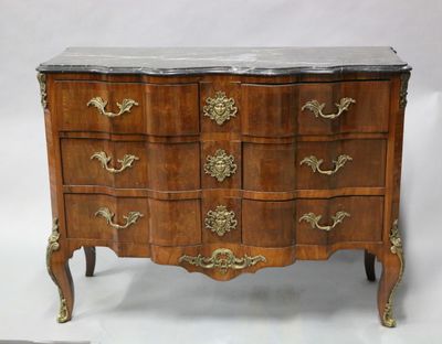 COMMODE à façade mouvementée en bois de placage ouvrant par …