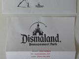 deux enveloppes sur lesquelles figure la photo d'un homme sur un skateboard