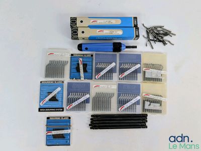 un grand nombre d'outils posés sur la table