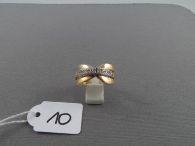 une bague en or surmontée d'un nœud