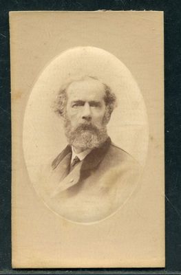 une vieille photo d'un homme barbu en costume