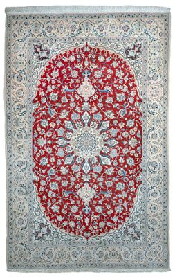un tapis rouge et bleu à motifs de médaillons