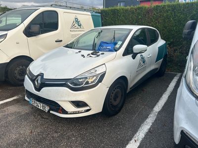 deux voitures garées l'une à côté de l'autre dans un parking