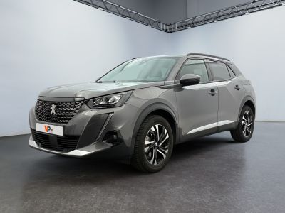 un SUV gris garé dans une grande pièce aux murs blancs