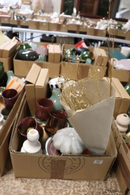 de nombreuses boîtes remplies de différentes sortes de décorations de Noël