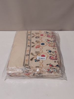 une nappe blanche à motifs floraux
