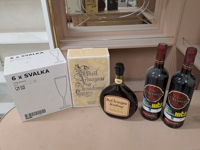 trois bouteilles de vin et une boîte de vin posées sur une table