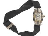 une montre-bracelet ancienne pour femme, entourée d'un ruban noir