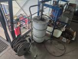 un réservoir d'essence muni d'un tuyau, dans un garage