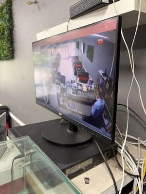 un téléviseur posé sur un bureau dans une pièce