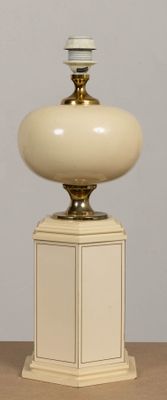 une lampe posée sur une table