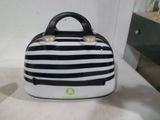 un petit sac à main rayé noir et blanc posé sur une table blanche