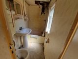 une salle de bains équipée de toilettes, d'un lavabo et d'une baignoire