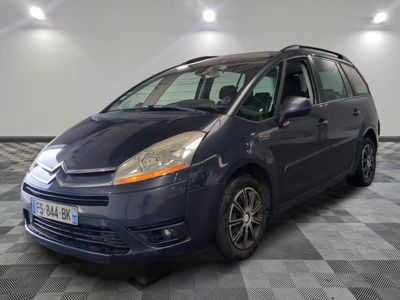 la camionnette bleue est garée sur un sol en damier dans le garage