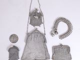 beaucoup de porte-monnaie en argent et une pièce de monnaie sur la table
