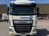 la photo d'un camion blanc garé devant un bâtiment