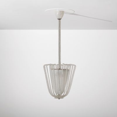 gros plan d'un luminaire suspendu au plafond
