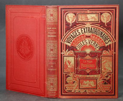 un livre rouge à la couverture richement décorée et orné de lettres dorées