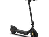une trottinette électrique noire sur fond blanc