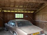 une voiture garée dans un garage
