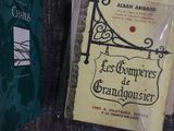 deux livres posés l'un à côté de l'autre sur une table