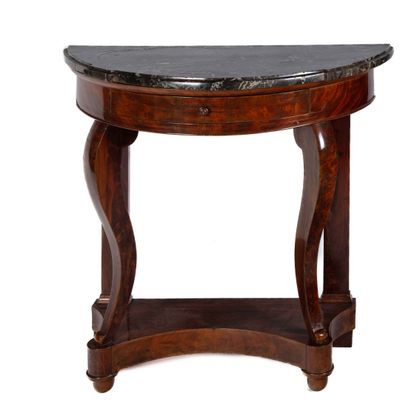 une petite table avec un plateau en marbre sur fond blanc