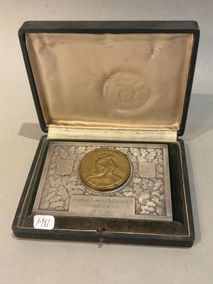 une pièce de monnaie ancienne en argent plaqué or, présentée dans un écrin