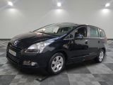 la photo d'une petite voiture noire garée dans un garage