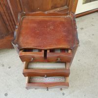 Petite table de chevet ouvrant à quatre tiroirs sur trois ra… (photo 2)