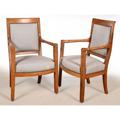 deux chaises en bois avec des accoudoirs rembourrés