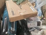 une boîte en carton contenant des appareils électroniques et d'autres objets