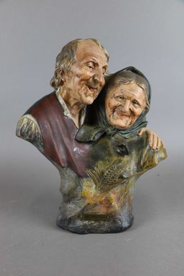 statue représentant un homme et une femme enlacés sur une bancette