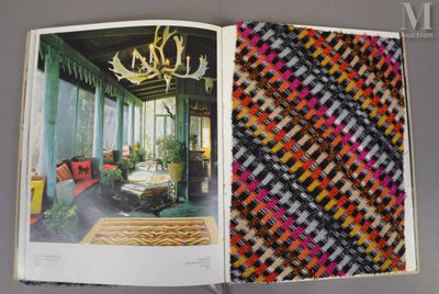 un livre ouvert dans lequel figure la photo d'un salon