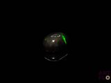 l'image d'un globe noir et vert dans l'obscurité