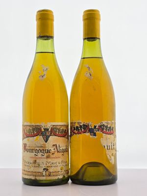deux bouteilles de vin posées l'une à côté de l'autre sur une table